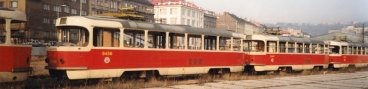 Vyřazené vozy T3 ev.č.6456 a ev.č.6345 v konvoji ostatních vyřazených vozů v areálu nádraží ČD Praha-Smíchov. | 11.11.1996