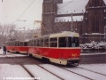Souprava vozů T3 ev.č.6475+6949 vypravená na linku 4 překonává světelnou křižovatku a míří do zastávky Náměstí Míru. | 18.1.1995