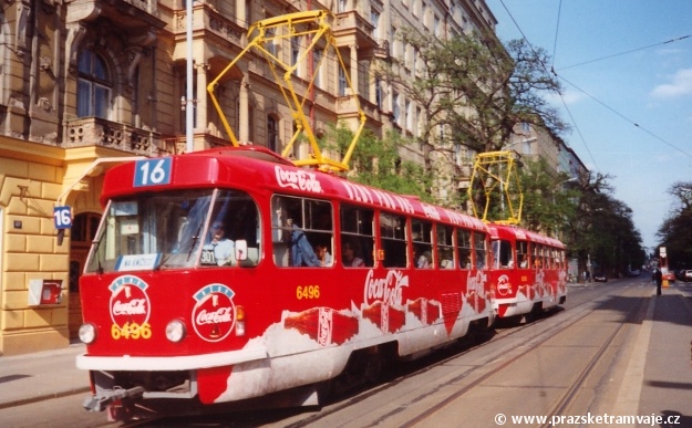 Souprava vozů T3 ev.č.6496+6536 s celovozovou reklamou na limonádu Coca Cola a novotou zářícími sběrači KE13 v jednolištovém provedení. | 9.5.1994