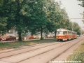 Souprava vozů T3 ev.č.6502+6503 na záložním vlaku stoupá ulicí Jugoslávských partyzánů v blízkosti zastávky Lotyšská z centra. Tramvajovou trať ještě od vozovek neodděluje zábradlí a celý prostor působí vzdušným dojmem. | 25.8.1997
