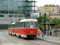 Souprava vozů T3 ev.č.6655+T3SUCS ev.č.7042 vypravená na linku 7 stanicuje v zastávce Strašnická. | 27.8.2004