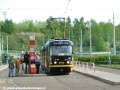 V nástupní zastávce střední koleje odbavuje cestující souprava vozů T3 ev.č.6702+6664 vypravená na odkloněnou linku 7. | 3.5.2004
