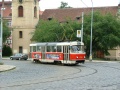 Vůz T3 #6730 vypravený na víkendové sólo linky 4 projíždí ostrým obloukem od Vršovického náměstí k zastávce Ruská. | 11.6.2005