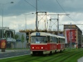 Souprava vozů T3 ev.č.6730+6731 vypravená na odkloněnou linku 10 opustila zastávku Sazka aréna a zatravněným úsekem míří k zastávce Ocelářská. | 16.5.2004