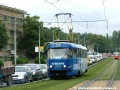 Vůz T3 ev.č.6773 vypravený na linku 25 klesá k zastávkách Hradčanská, v protisměru míjí sjezdovou výhybky zastávek z centra | 12.7.2004