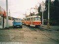 Souprava vozů T3 #6780+6781 vypravená na linku 12 opouští jednokolejný úsek tratě v Trojské ulici. | 24.3.2001