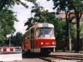 Vůz T3 ev.č.6811 na lince 14 vyjíždí přes povrchovou výhybku z jednokolejného úseku k zastávce Dělnická | 20.7.2002