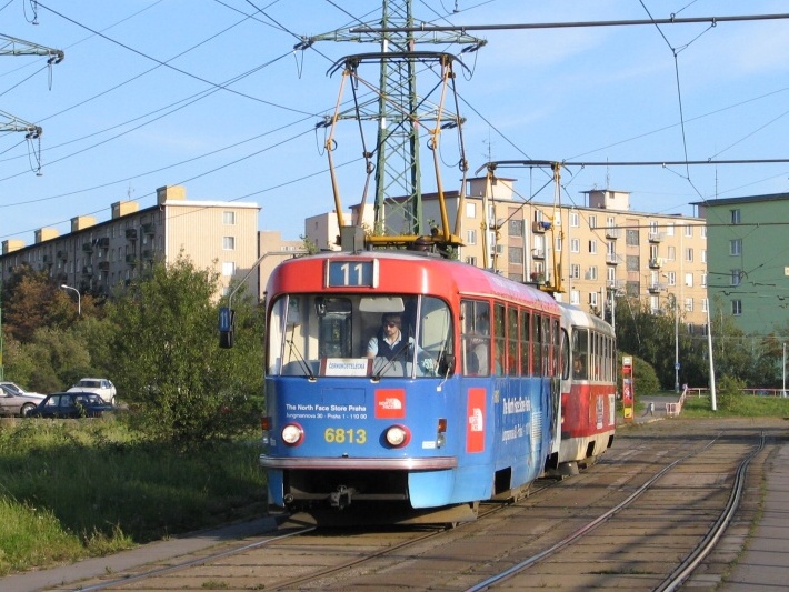 Souprava vozů T3 ev.č.6813+T3SUCS ev.č.7047 vypravená na linku 11 opustila smyčku Spořilov a po samostatném tělese míří k zastávce Michelská. | 20.9.2007