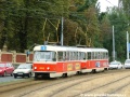 Souprava vozů T3 ev.č.6816+6881 vypravená na linku 1 klesá od Prašného mostu na Hradčanskou a dokazuje, že trávník v tramvajové trati bez pořádného zavlažování dostává na frak... | 3.8.2006
