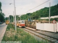 Souprava vozů T3 #6816+6257 vypravená na linku 17 projíždí jednokolejným úsekem tratě. | 22.5.2001