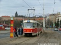 V zastávce Podolská vodárna odbavuje cestující souprava vozů T3 ev.č.6841+6893 vypravená na linku 17. | 15.3.2004