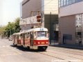 Souprava vozů T3 ev.č.6865+6825 vypravená na linku 5 stoupá Jičínskou ulicí na Floru | 4.5.2003