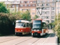 Souprava vozů T3 ev.č.6880+6879 vypravená na linku 5 míjí ve smyčce Olšanské hřbitovy záložní vlak obsazený vozem T3R ev.č.8205, odstavený na vnitřní koleji. | 4.5.2002