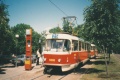Souprava kobyliských vozů T3 #6886+#6887 vypravená na odkloněnou linku 25 odbavuje cestující u Královského letohrádku. | 25.5.2001