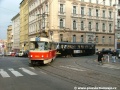 Souprava vozů T3 ev.č.6886+6777 vypravená na linku 10 dokončuje odbočení z Korunní do Blanické ulice. | 24.11.2005