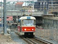 Vůz T3 ev.č.6890 vypravený na linku 5 stoupá splítkou od Hlavního nádraží k zastávce Husinecká. | 16.5.2004