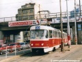 Souprava vozů T3 ev.č.6892+6893 vypravená na linku náhradní dopravy 33 míří k zastávce Vltavská. | 29.9.2003