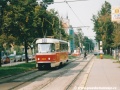 Sólo vůz T3 ev.č.6905 vypravený na linku 25 při jízdě k Vítěznému náměstí míjí protisměrnou zastávku Lotyšská. | 23.8.2002
