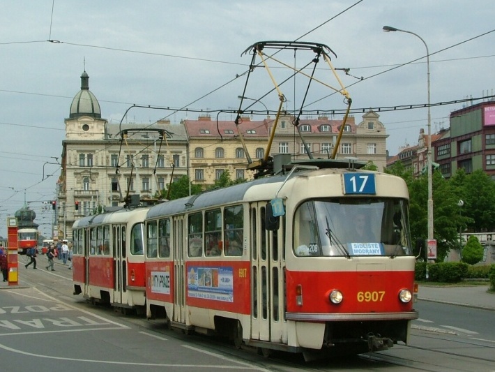 Souprava vozů T3 ev.č.6907+6909 vypravená na linku 17 opustila zastávku Palackého náměstí a po Rašínově nábřeží míří k Výtoni. | 15.5.2004