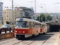 Souprava vozů T3 ev.č.6911+6910 vypravená na linku 34 opustila těšnovský podjezd a stoupá na Hlávkův most | 23.6.2003