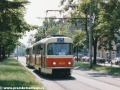 Souprava vozů T3 ev.č.6934+6935 na lince 25 klesá ulicí Jugoslávských partyzánů k Podbabě. | 5.6.2003