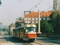 Souprava vozů T3 ev.č.6938+6931 vypravená na linku X-A nahrazující linku metra A v popovodňovém období roku 2002 překonává most přes železniční trať. | 8.9.2002
