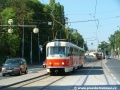 Souprava vozů T3 ev.č.6938+6931 vypravená na linku 8 klesá do zastávky Prašný most | 5.9.2004