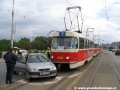 Nehody se občas nevyhýbají ani tramvajím, na Hlávkově mostě se tak střetla souprava vozů T3 ev.č.6958+6735 vypravená na linku 3 kobyliskou vozovnou s automobilem, jehož řidič se bez rozmýšlení rozhodl otočit vlevo... | 6.5.2005