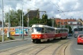 Souprava vozů T3SU #7006+T3 #6670 vypravená na linku 39 překonává, dnes již zrušenou, vjezdovou kolej do smyčky Radošovická od Nádraží Hostivař. | 13.8.2004
