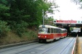 Z podjezdu pod železniční tratí na Zahradním Městě stoupá do Průběžné ulice k zastávce Na Padesátém souprava vozů T3SU #7009+T3SUCS #7052 vypravená na linku 39. | 13.8.2004