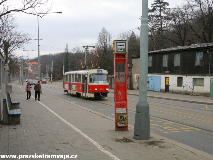Do zastávky Plynárna Michle vjíždí vůz T3SUCS ev.č.7022 vypravený na linku 11. | 8.3.2009