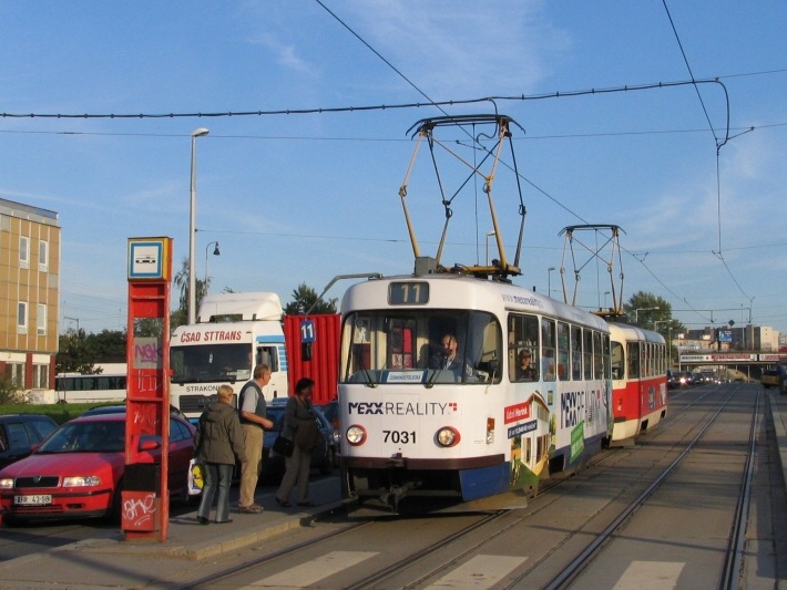 Souprava vozů T3SUCS ev.č.7031+7030 vypravená na linku 11 stanicuje v zastávce Teplárna Michle. | 20.9.2007