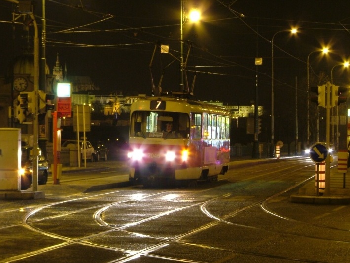 Vůz T3SUCS ev.č.7045 vypravený na linku 7 stanicuje v zastávce Výtoň. | 18.2.2006