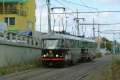 Souprava vozů T3SUCS #7049+T3 #6703 vypravená na linku 22 klesá do koridoru ke smyčce Nádraží Hostivař. | 13.8.2004
