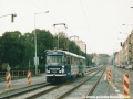 Souprava vozů T3SUCS ev.č.7053+T3 ev.č.6654 vypravená na linku 11 projíždí traťovým úsekem k zastávce Zborov, Strašnické divadlo během krátkého provozování rekonstruované tratě v podobě otevřeného svršku. | 21.9.2002