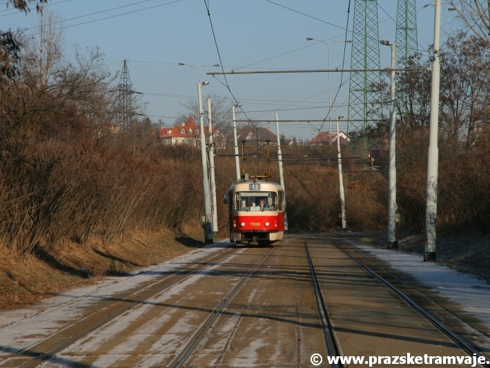 Samostatným tělesem mezi náspem železniční tratě a Jižní spojkou uhání vůz T3SUCS ev.č.7068 vypravený na linku 11. | 3.1.2009
