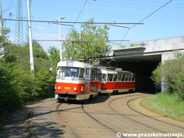 Souprava vozů T3SUCS ev.č.7075+7027 vypravená na linku 11 opouští podjezd pod Jižní spojkou. | 30.4.2007