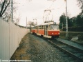 Souprava vozů T3SUCS #7075+T3 #6875 vypravená na linku 17 vjíždí do jednokolejky od zastávky Nad Trojou. | 24.3.2001