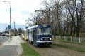 Souprava vozů T3SUCS #7077+#7076 vypravená na linku 22 míjí při cestě na Královský letohrádek protisměrnou zastávku Pražský hrad. Chodník v tomto místě již v současnosti od tratě před neukázněnými turisty z bezpečnostních důvodů odděluje zábradlí. | 21.3.2004