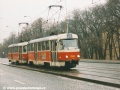 K zastávce Vítězné náměstí klesá Svatovítskou ulicí souprava vozů T3SUCS ev.č.7092+T3 ev.č.6496 vypravená na linku 31, která po zprovoznění většiny trasy metra A po povodních roku 2002 nahrazovala již pouze některé uzavřené stanice. | 27.12.2002