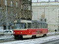 Za sněhového poprašku na ulicích míří Bělohorskou ulicí do zastávky Malovanka vůz T3SUCS ev.č.7104 vypravený na linku 15. | 23.1.2005