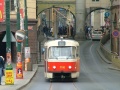 Souprava vozů T3SUCS #7110+7111 vypravená na linku 18 vjíždí do zastávky Karlovy lázně, v dálce vidíme domovní průjezdy u Křížovnického náměstí. | 30.1.2005