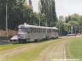 Souprava vozů T3SUCS ev.č.7140+7141 vypravená na linku 1 klesá zatravněným svrškem od Prašného mostu na Hradčanskou | 1.6.2002