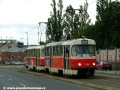 Souprava vozů T3SUCS ev.č.7144+7145 vypravená na linku 26 stoupá podél Vinohradských hřbitovů do stejnojmenné zastávky | 25.7.2005