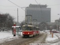 Za hustého sněžení vjíždí do nástupní zastávky Vozovna Pankrác vjíždí souprava vozů T3SUCS ev.č.7150+7151 vypravená na linku 18. | 10.1.2010