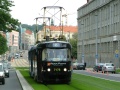 Zatravněným úsekem tramvajové tratě uhání k zastávce Divadlo Gong, tehdy zvané ještě U Svobodárny, míří souprava vozů T3SUCS ev.č.7178+7179 vypravená na linku 8. | 30.8.2006
