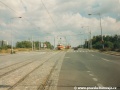 Kolona odstavených vozů vozovny Pankrác na Černokostelecké ulici začínala za Dřevčickou ulicí. Na koleji do centra jako první stojí souprava vozů T3SUCS ev.č.7206+7207. | 9.9.1995