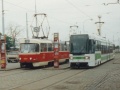 Vůz RT6N1 ev.č.9103 vypravený na linku 4 v nástupní zastávce smyčky Sídliště Řepy ve společnosti soupravy vozů T3SUCS ev.č.7217+T3 ev.č.6616 vypravené na linku 9. | 7.5.1999