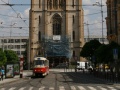 Souprava vozů T3SUCS #7259+#7258 vypravená na linku 1 stanicuje v zastávce Strossmayerovo náměstí pod dominantou kostela svatého Antonína. | 21.7.2010