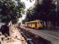 Souprava vozů T3SUCS ev.č.7260+7261 vypravená na linku 1 projíždí po nesprávné koleji staveništěm u zastávky Osadní (dnes Ortenovo náměstí) | 5.8.2002